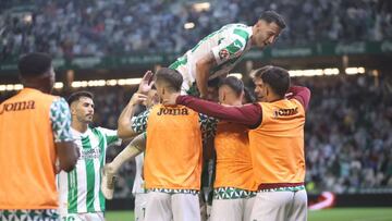 El Córdoba festeja el cuarto gol ante el Cádiz