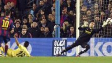 Momento en el que Messi bate a Asenjo.