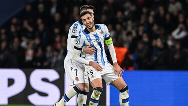 Barrenetxea y Merino, ante el PSG.