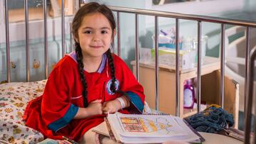 Iniciativa convierte camisetas en batas para niños hospitalizados