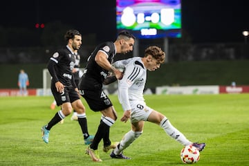 El castillista Víctor Muñoz controla la pelota en el partido contra el Mérida de esta temporada. 