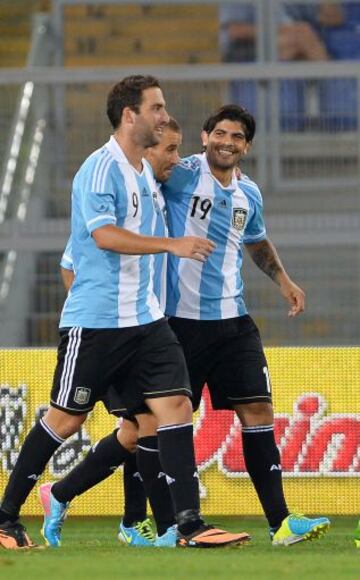 Partido Italia - Argentina. Banega e Higuain celebran un gol.