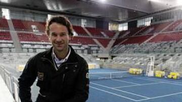 <b>CAJA MÁGICA. </b>Carlos Moyá, codirector del Mutua Madrileña Madrid Open, posa delante de la Central de la Caja Mágica. En el exterior, ya luce el azul en el resto de pistas.