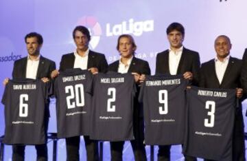 Figo, Kanout¨¦, Kluivert, Karembeu, Albelda, Urzaiz, Salgado, Morientes y Roberto Carlos, Fernando Sanz y Mendieta fueron presentados como embajadores de La Liga.
