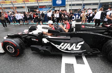 Durante el Gran Premio de Miami 2025, los 20 pilotos de F車rmula 1 desfilaron en r谷plicas a tama?o real de sus monoplazas, construidas con aproximadamente 400.000 piezas de LEGO cada una. Estas versiones el谷ctricas, con neum芍ticos Pirelli reales, alcanzaban hasta 20 km/h y fueron creadas en colaboraci車n con LEGO. El desfile reemplaz車 al tradicional cami車n de presentaci車n, ofreciendo una experiencia m芍s creativa, que gener車 entusiasmo tanto en la pista como entre los espectadores. La iniciativa busca acercar el espect芍culo de la F1 a los fans.