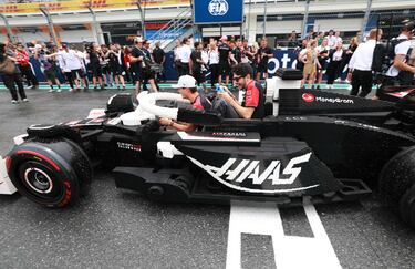 Durante el Gran Premio de Miami 2025, los 20 pilotos de Fórmula 1 desfilaron en réplicas a tamaño real de sus monoplazas, construidas con aproximadamente 400.000 piezas de LEGO cada una. Estas versiones eléctricas, con neumáticos Pirelli reales, alcanzaban hasta 20 km/h y fueron creadas en colaboración con LEGO. El desfile reemplazó al tradicional camión de presentación, ofreciendo una experiencia más creativa, que generó entusiasmo tanto en la pista como entre los espectadores. La iniciativa busca acercar el espectáculo de la F1 a los fans.