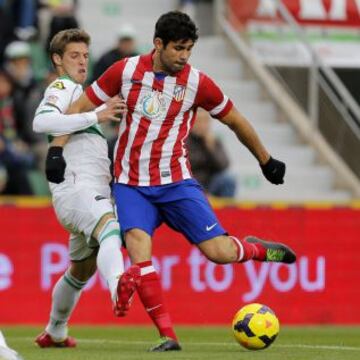 Rubén Pérez intenta quitarle el balón a Diego Costa.