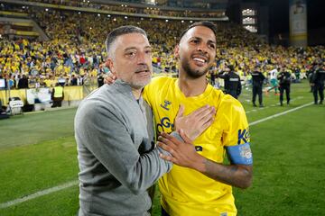 Jonathan Viera, con García Pimienta en la fiesta del ascenso.