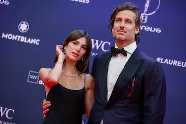 El extenista español Feliciano López y su pareja Sandra Gago posan a su llegada a la ceremonia de entrega de los Premios Laureus.