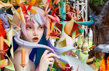 Este miércoles, 19 de marzo y día de San José, se celebrará el emocionante "Día de la Cremà" en las Fallas de Valencia, donde más de 700 monumentos que los artistas falleros han levantado por toda la ciudad arderán en un espectáculo impresionante. Marcando el broche de oro de la fiesta más emblemática de Valencia y una de las más multitudinarias de toda España. La noche se iluminará con fuegos artificiales.