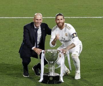 Zinedine Zidane y Sergio Ramos con el trofeo de Liga.