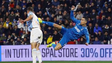 Cristiano intenta un remate acrob&aacute;tico contra la SPAL.