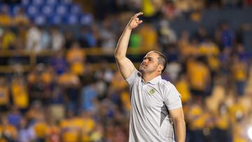 Andre Soares Jardine head coach of America during the 5th round match between Tigres UANL and America as part of the Liga BBVA MX, Torneo Apertura 2025 at Universitario Stadium, on August 16, 2025 in Monterrey, Nuevo Leon, Mexico.