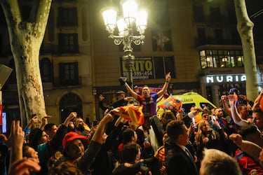 Seguidores del F.C.Barcelona celebran la consecución del título de Copa del Rey en la fuente de Canaletas.