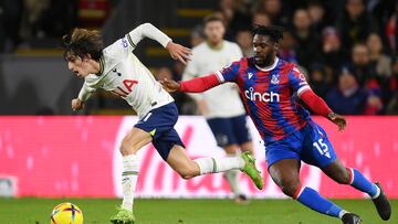 Bryan Gil, jugador del Tottenham, conduce el balón ante Jeffrey Schlupp, jugador del Crystal Palace, durante un partido de Premier League.