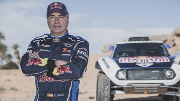 Carlos Sainz junto a su Mini para el Dakar.