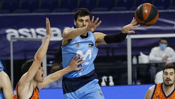 Alessandro Gentile, ante el Valencia Basket.