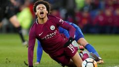 Leroy Sane cae tras recibir una fuerte entrada de Joe Bennett durante el encuentro de FA Cup entre Manchester City y Cardiff City.