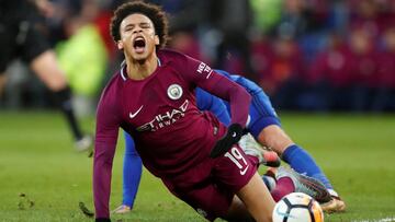 Leroy Sane cae tras recibir una fuerte entrada de Joe Bennett durante el encuentro de FA Cup entre Manchester City y Cardiff City.