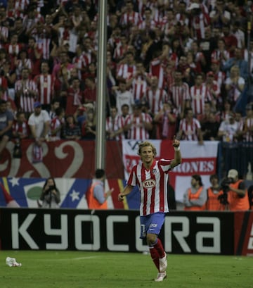 30 de mayo de 2009. El uruguayo Diego Forlán marca un gol al Almería en el Vicente Calderón y se convierte en el primer y único Bota de Oro de la historia del club con 32 goles.