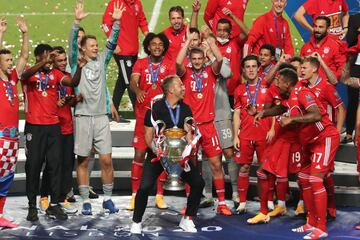 Hans-Dieter Flick con el trofeo de la Champions League.