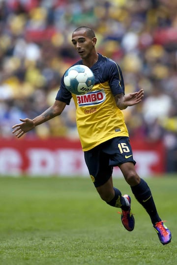 Castillo llegó al Club América después quedar campeón con los Guerreros. El lateral mexicano solamente militó un torneo con las Águilas y debido a su bajo rendimiento pasó a Tigres. 'El Gringo' deambuló por varios equipos de la Liga MX, pero nunca volvió a mostrar ese gran nivel.