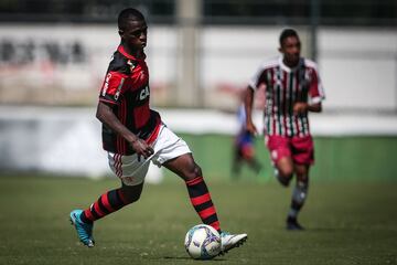 Vinicius' formative years where spent in the schoolboy setup at CR Flamengo, where he joined in 2010, and began as a defender.  "Vinicius' father looked for us when he was five years old. At that time, he already performed well above children of his age. 