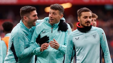 Jesús Areso (i) y Mikel Vesga (d) durante el entrenamiento, a puerta abierta para los aficionados en San Mamés, con el que el Athletic de Bilbao ha preparado este martes el partido liguero del sábado ante Osasuna en El Sadar.