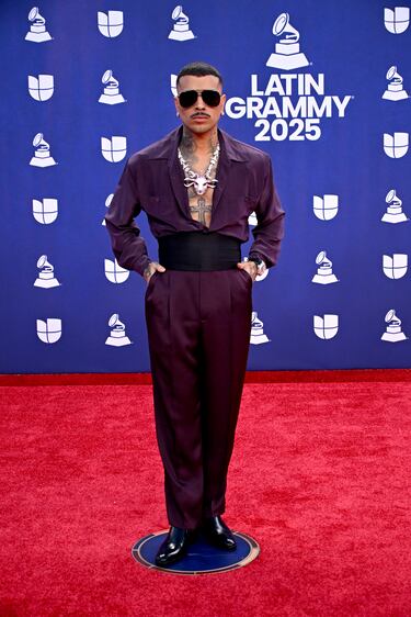  Rauw Alejandro posa en la alfombra roja de los Latin Grammys 2025 celebrados en el MGM Grand Las Vegas. 