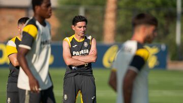 VILLARREAL (CASTELLÓN), 11/07/2024.- El entrenador del Villarreal CF, Marcelino García, dirige el primer entrenamiento de la temporada que abre las puertas a sus aficionados. EFE/ANDREU ESTEBAN