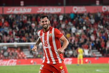 El de Santos llegó el verano de 2022 a las filas del equipo andaluz. Hasta el momento ha jugado un total de 23 partidos y ha anotado tres goles. 