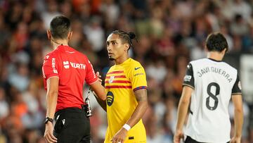 VALENCIA, SPAIN - AUGUST 17: Raphinha of FC Barcelona speaks with Referee Jose Maria Sanchez Martinez during the La Liga match between Valencia CF and FC Barcelona at Estadio Mestalla on August 17, 2024 in Valencia, Spain. (Photo by Aitor Alcalde/Getty Images)