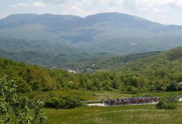 El pelotón durante la novena etapa del Giro de Italia 2022 con un recorrido de 191 kilómetros entre Isernia y Blockhaus.