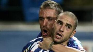 Raúl Meireles celebra un gol con su compañero Lisandro López