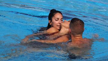 A member of Team USA (L) recovers USA's Anita Alvarez (C), from the bottom of the pool during an incendent in the women's solo free artistic swimming finals, during the Budapest 2022 World Aquatics Championships at the Alfred Hajos Swimming Complex in Budapest on June 22, 2022. (Photo by Peter Kohalmi / AFP)