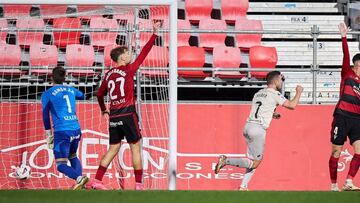 Pablo Ramón reclama fuera de juego en el primer gol del Racing de Ferrol.