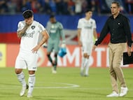 AMDEP4704. SANTIAGO (CHILE), 02/04/2025.- El entrenador Renato Paiva (d) y Artur Victor Guimarães de Botafogo reaccionan este miércoles, al final de un partido de la fase de grupos de la Copa Libertadores entre Universidad de Chile y Botafogo en el estadio Nacional Julio Martínez Prádanos en Santiago (Chile). EFE/ Elvis González