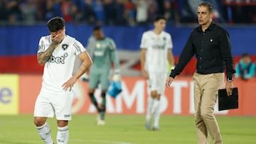 AMDEP4704. SANTIAGO (CHILE), 02/04/2025.- El entrenador Renato Paiva (d) y Artur Victor Guimarães de Botafogo reaccionan este miércoles, al final de un partido de la fase de grupos de la Copa Libertadores entre Universidad de Chile y Botafogo en el estadio Nacional Julio Martínez Prádanos en Santiago (Chile). EFE/ Elvis González
