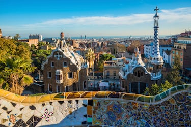 Gaudí es el máximo exponente del modernismo en España. Su arquitectura es inconfundible y su estilo y arte incluyen animales, vegetación y curvas ondulantes. En 1984 y, posteriormente 2005, la UNESCO catalogó como Patrimonio de la Humanidad el Parque Güell, Palacio Güell, Casa Milá, Casa Vicens, la cripta y fachada de la Natividad de la Sagrada Familia, la Casa Batlló y la cripta de la Colonia Güell.