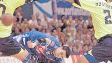 <b>ENCUMBRADO. </b>Este gol del joven Ruesga ante el Barcelona le confirmó como un jugador de calidad.