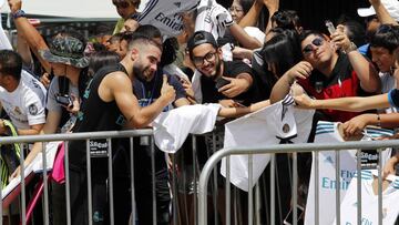 Carvajal y otros futbolistas se acercaron a firmar autógrafos y posar para las fotografías que les reclamaron los aficionados. El Madrid levanta mucha expectación en cada paso que da por EE UU.