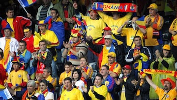 Aficionados rumanos animando a su selecci&oacute;n.