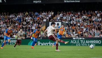 VALENCIA, 25/10/2025.-El delantero del Valencia Gerard Moreno marca gol de penalti contra el Villarreal, durante el partido de la jornada 10 de LaLiga EA Sports, este sábado en el estadio de Mestalla en Valencia.-EFE/ Manuel Bruque