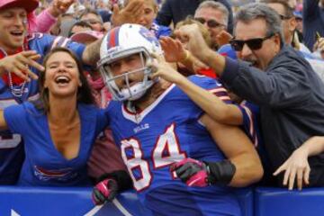 Scott Chandler (84) jugador de los Buffalo Bills celebra con los seguidores un touchdown.