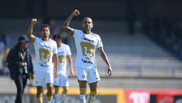 Dani Alves después de un triunfo con los Pumas de la UNAM.