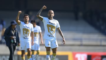 Dani Alves después de un triunfo con los Pumas de la UNAM.