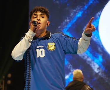Es hijo de un ex arquero de la Roja, quiso ser futbolista, jugó con Arturo Vidal y hoy se luce como artista