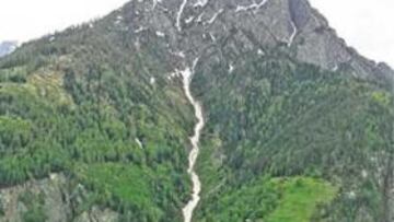 <b>TRONCOS. </b>El pelotón cruza tranquilo por un bello enclave alpino.