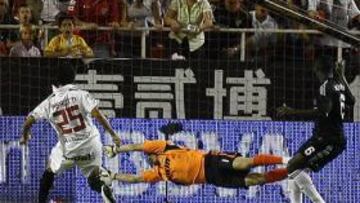 <b>IKER VOLÓ. </b>En la primera vuelta el Sevilla ganó 2-1, pero Casillas dejó para la historia esta parada a Perotti.