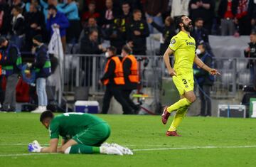 Los jugadores del Villarreal celebran el pase a semifinales de Champions al final del partido.